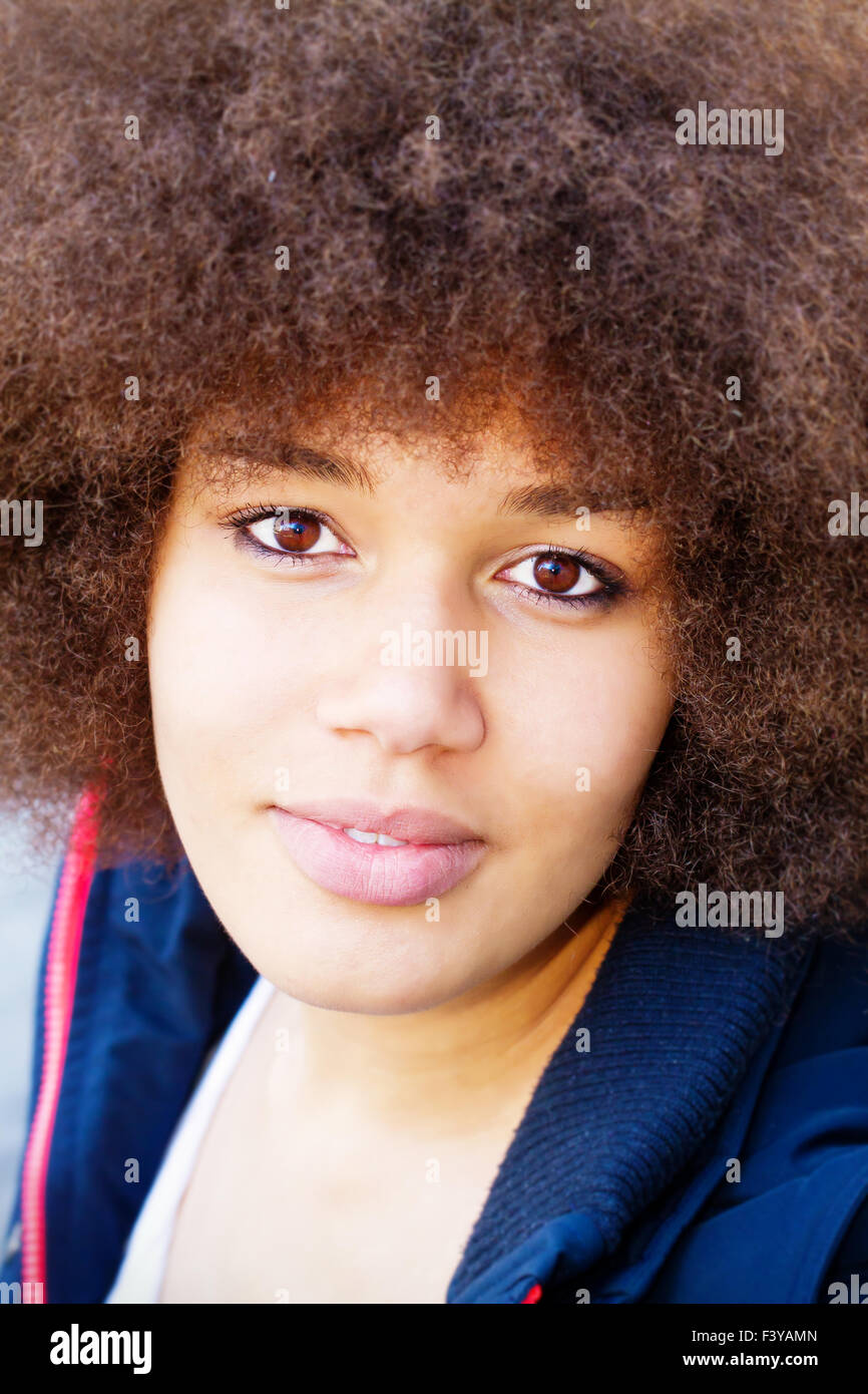 Jeune femme avec coupe de cheveux afro Banque D'Images