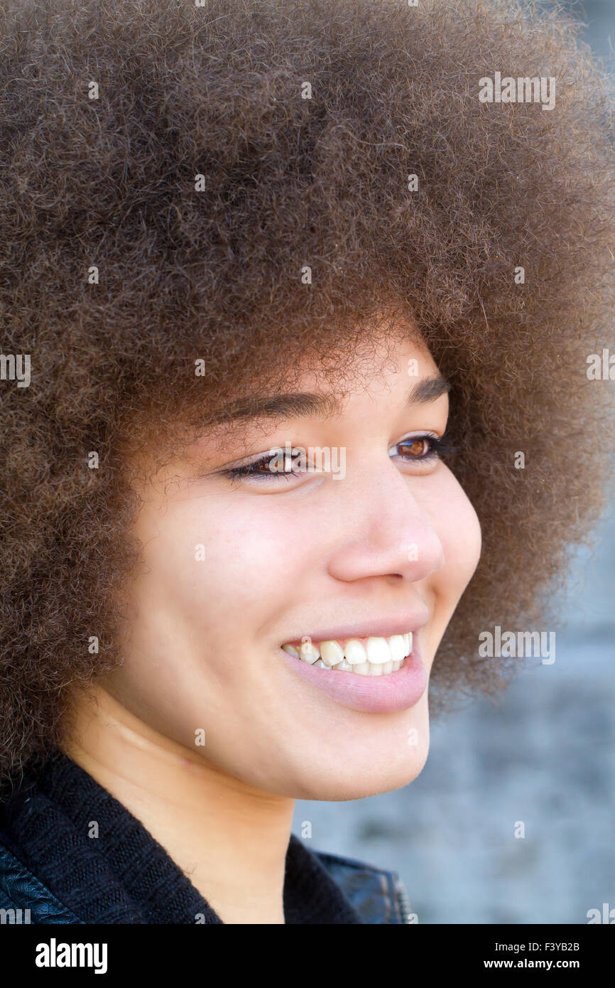 Jeune femme heureuse avec des cheveux afro Banque D'Images
