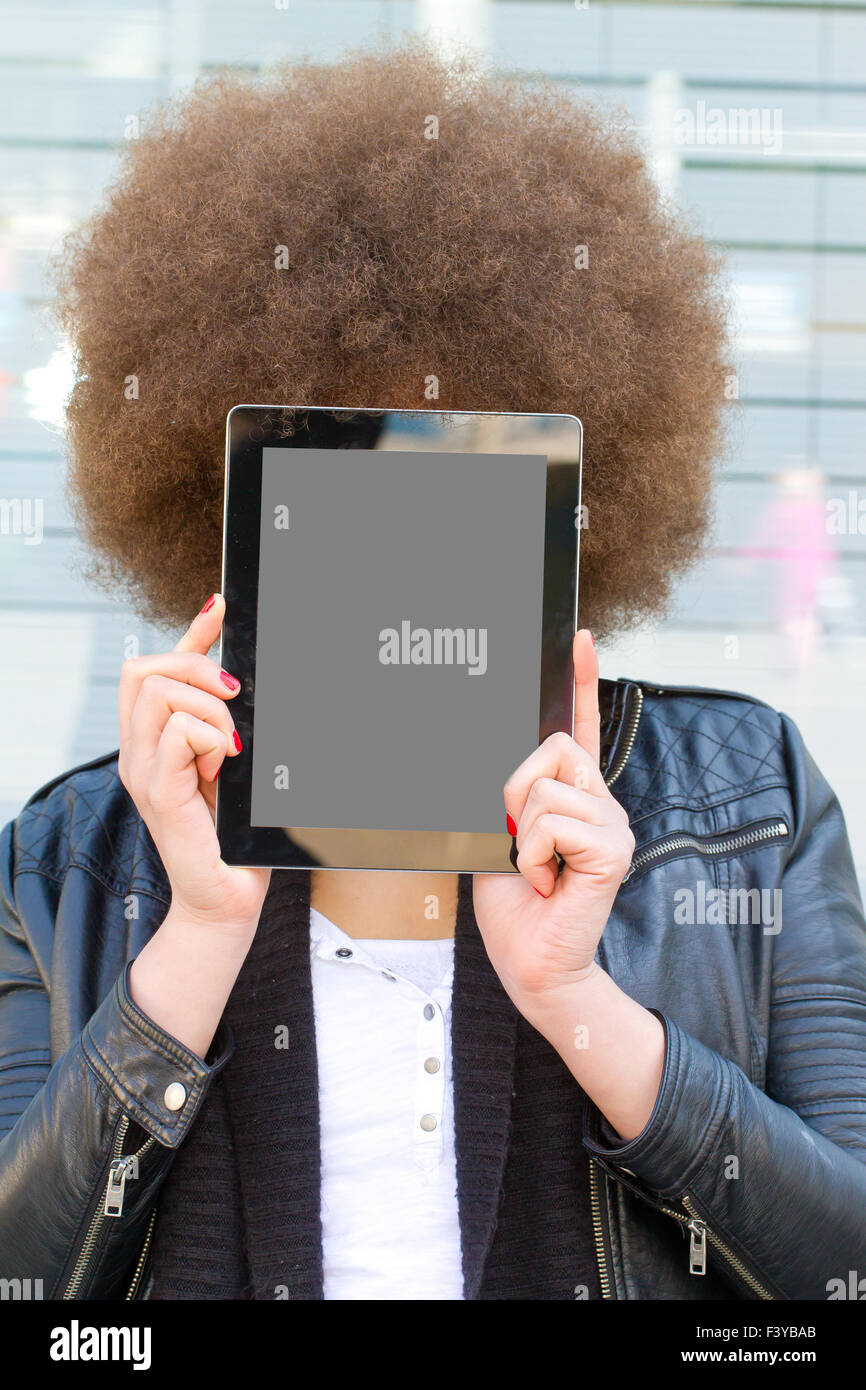 Portrait de jeune femme couvrir son visage d'une tablette numérique vierge Banque D'Images