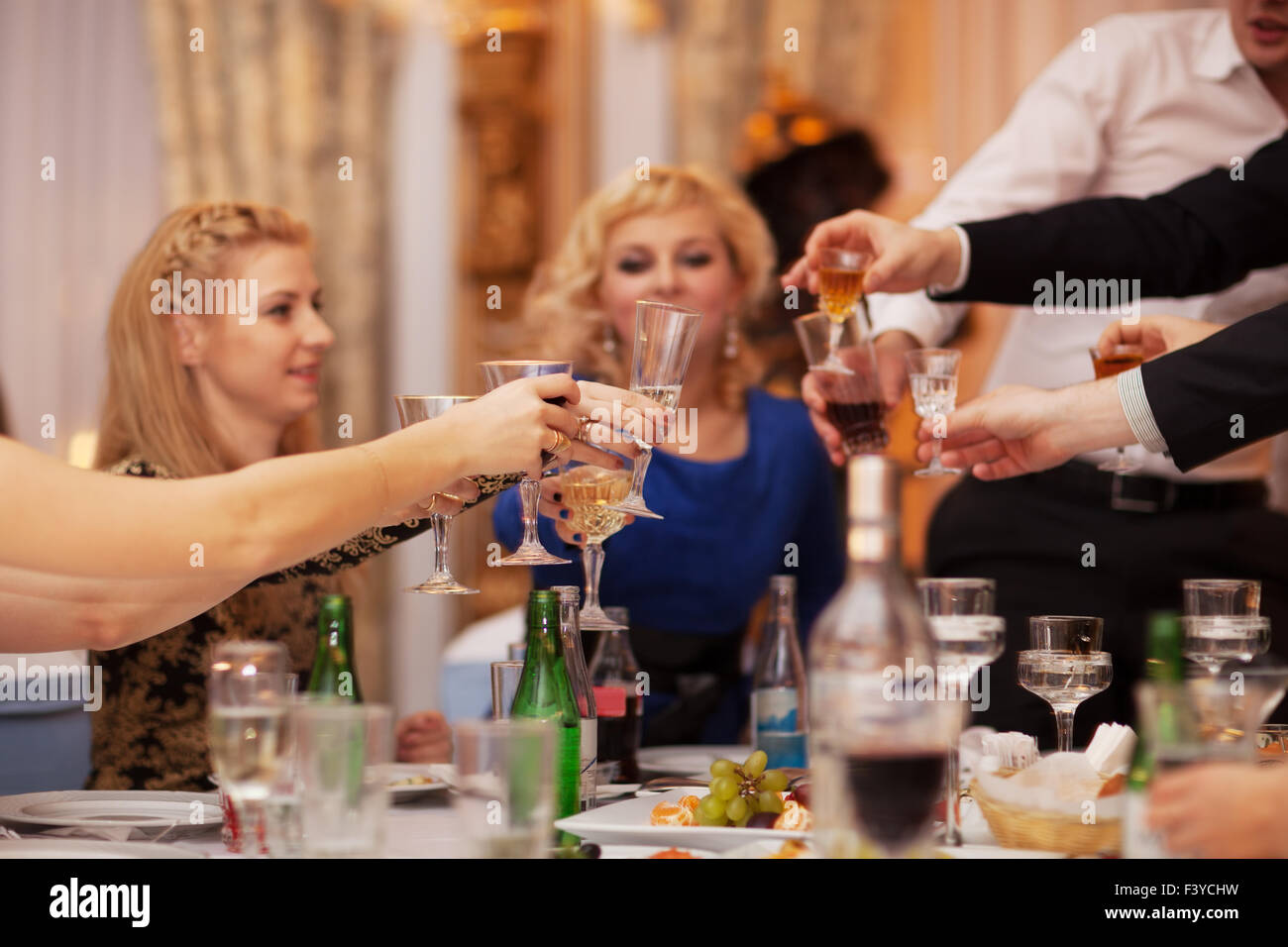 Les amis d'augmenter leurs verres dans un toast Banque D'Images