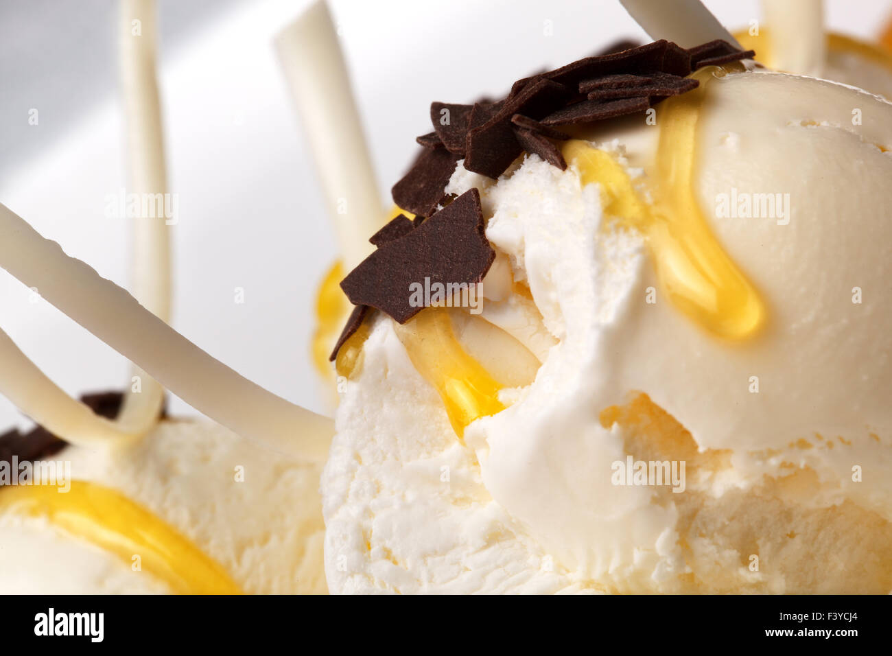 Crème glacée à la vanille avec du miel et du chocolat Banque D'Images