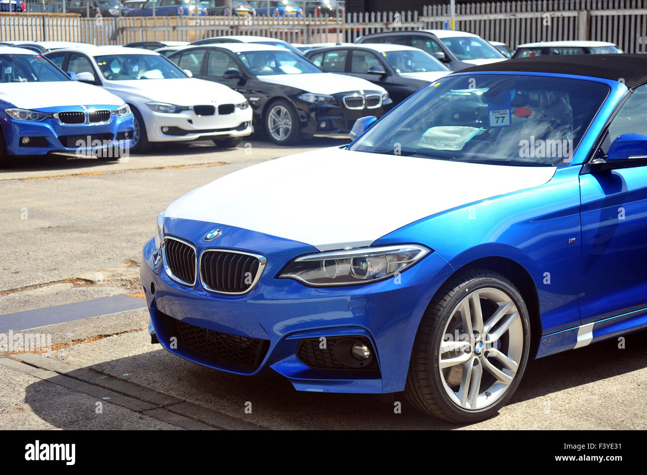 Nouvelle BMW voitures toujours couverte par un ruban blanc à un concessionnaire BMW à Bath. Banque D'Images