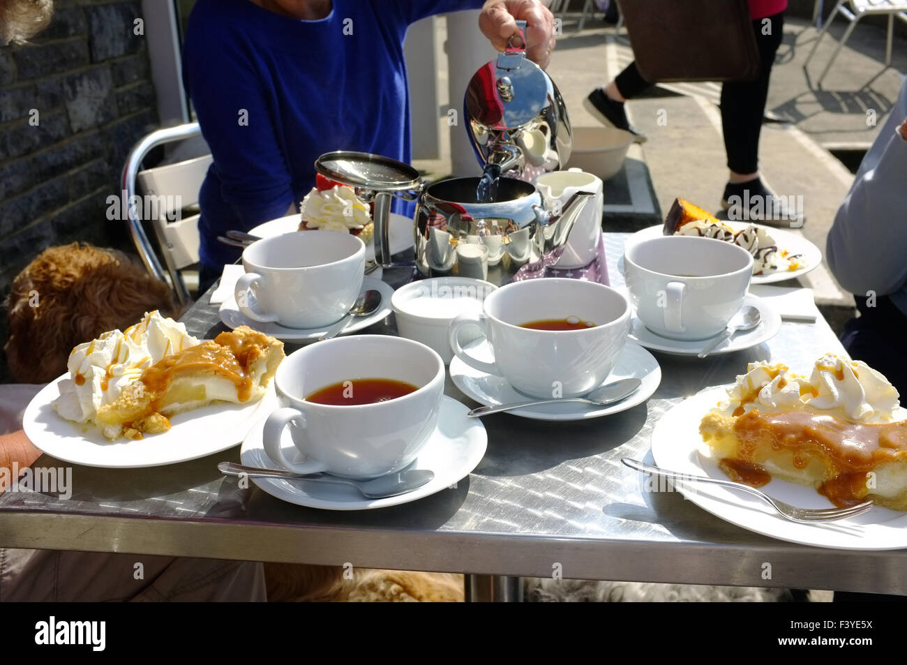 Une table pleine de tasses de thé et les plaques de gâteau pour le thé l'après-midi dans une station café servant le thé l'après-midi au Pays de Galles. Banque D'Images