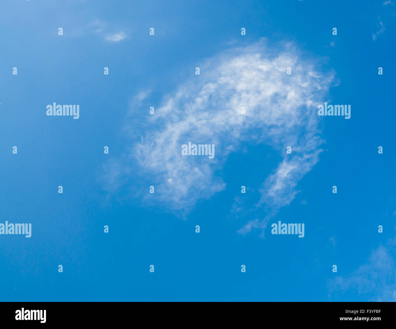 L'été doux nuage sur fond de ciel bleu Banque D'Images