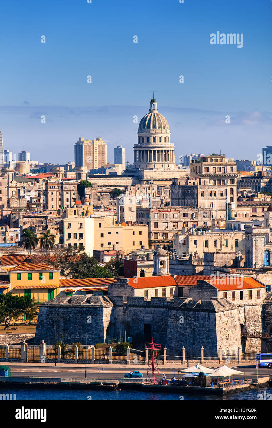 La Havane. Vue sur la vieille ville par le biais d'une baie Banque D'Images