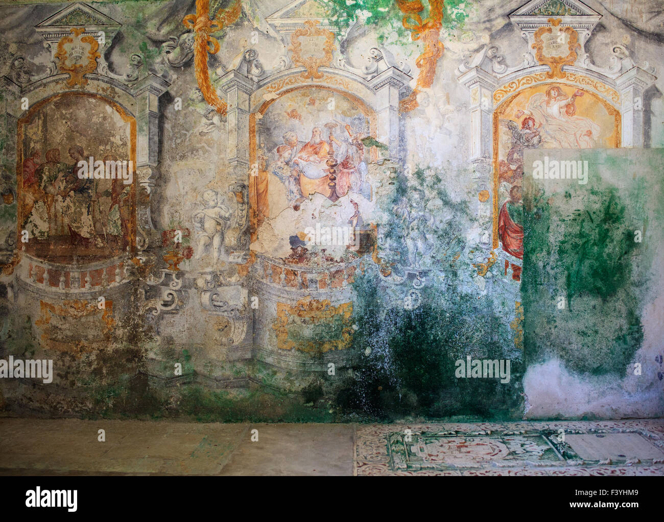 Vue sur les fresques de l'église de carmin dans Erice Banque D'Images