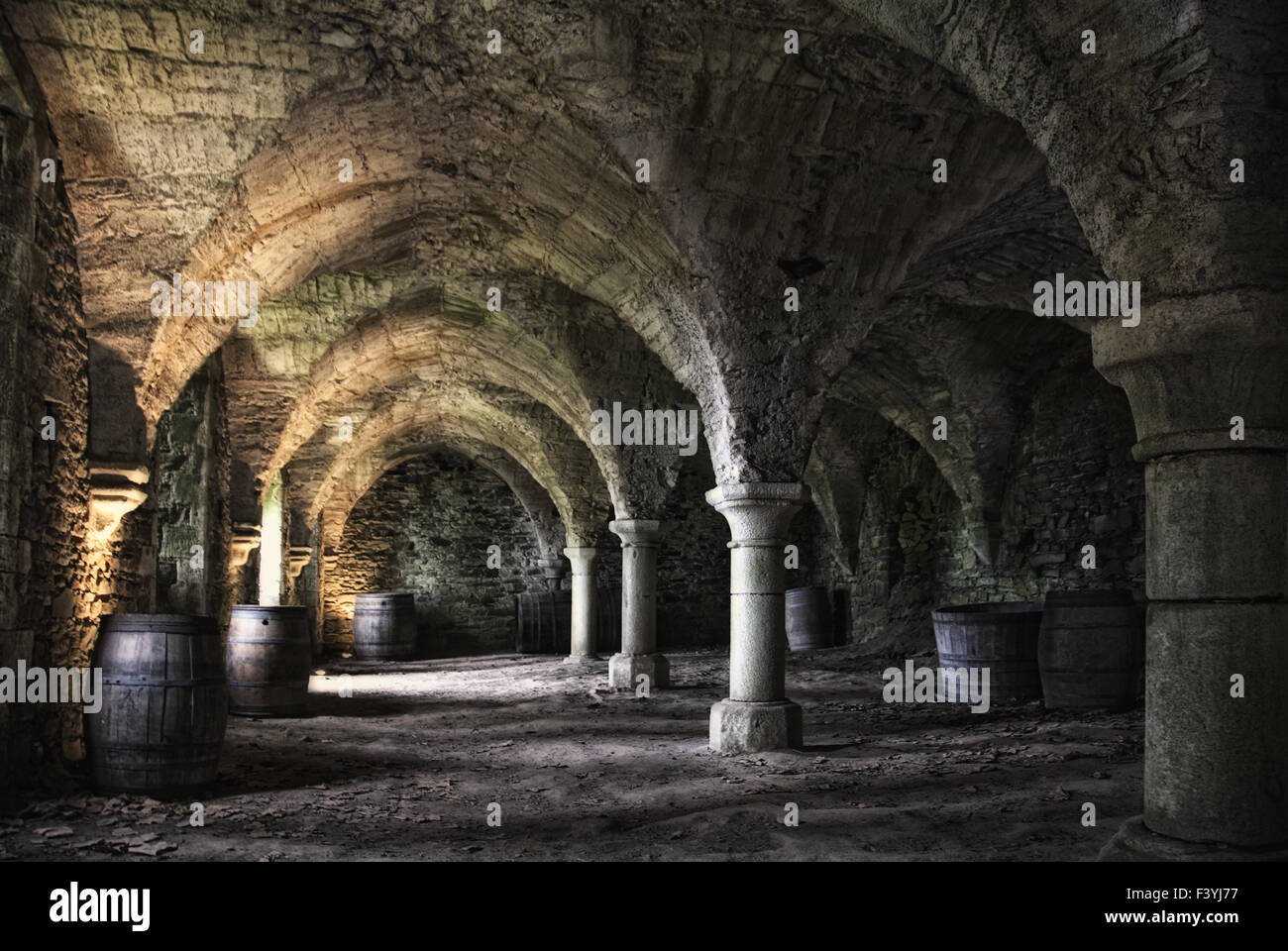 Les moines whrer une fois appuyé sur le vin Banque D'Images