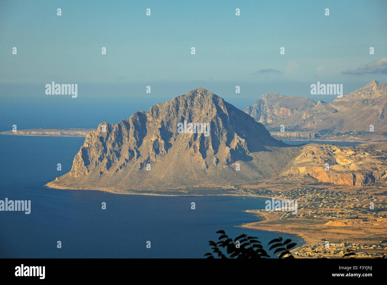 Vue sur le mont Cofano dans Erice, Trapani. Sicile Banque D'Images