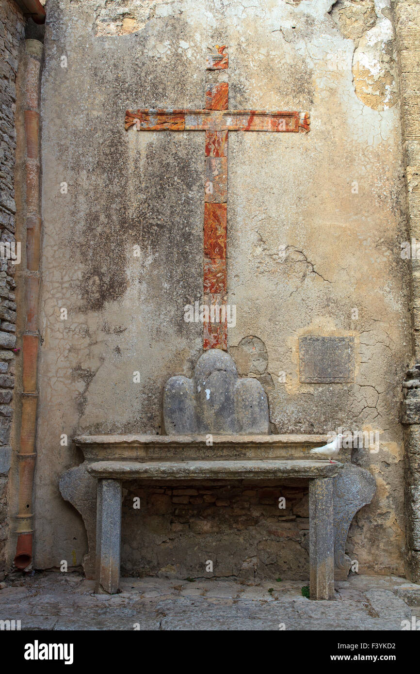 Vue de la colombe blanche sous la croix, l'église San Domenico. Erice Banque D'Images