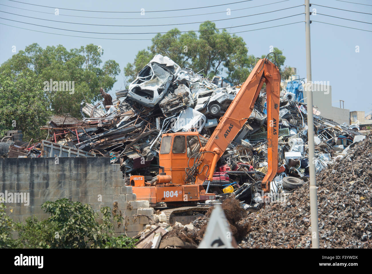 Broyées au chantier de recyclage de ferraille à Malte. Banque D'Images