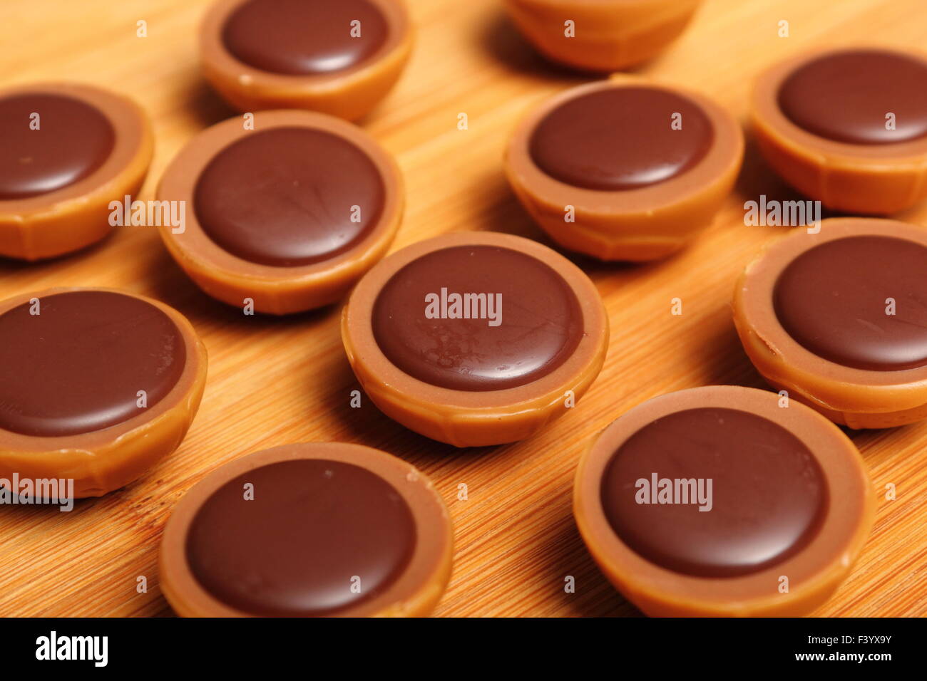 Bonbons au caramel à la noisette et au chocolat Photo Stock - Alamy