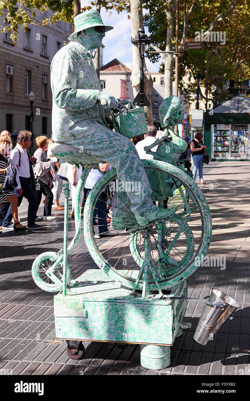 Les artistes de rue et les touristes ornent ce lieu connu c'est la Rambla, ou les Ramblas à Barcelone, Espagne. Banque D'Images