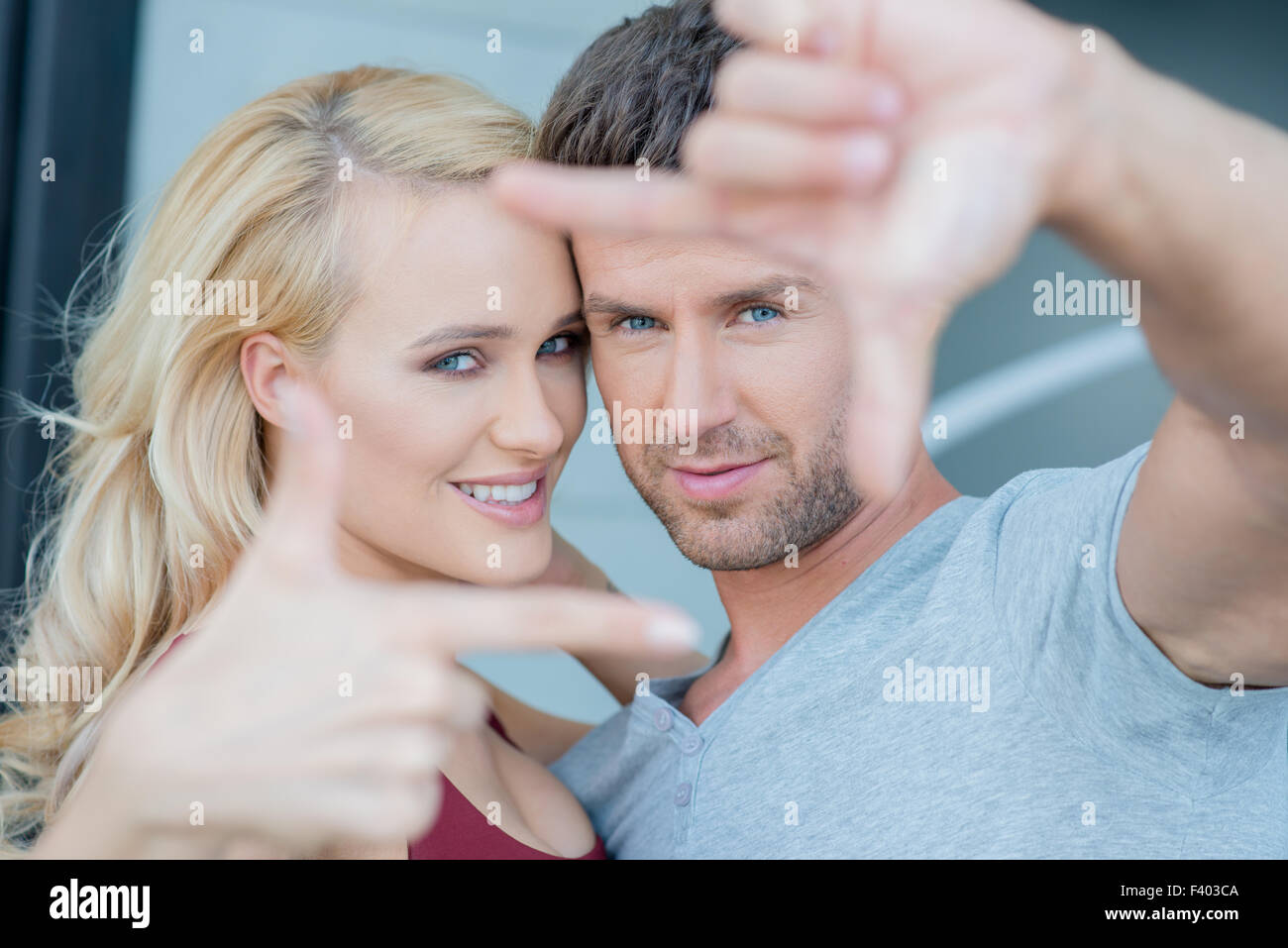 Close up Romantic Couple en signe du châssis Banque D'Images