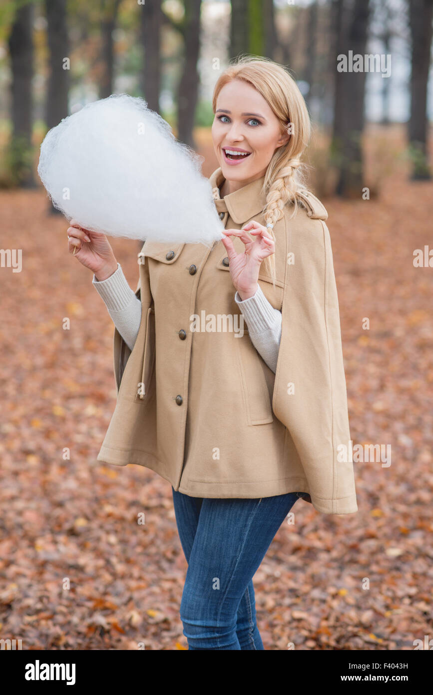 Élégant Cute woman eating Candy Floss Banque D'Images