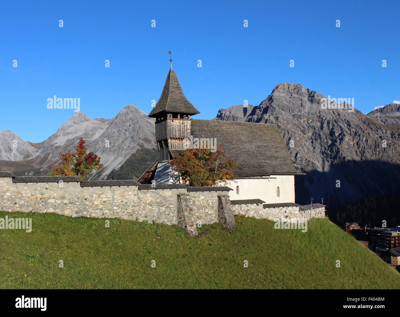 Vieille église et les montagnes à Arosa Banque D'Images