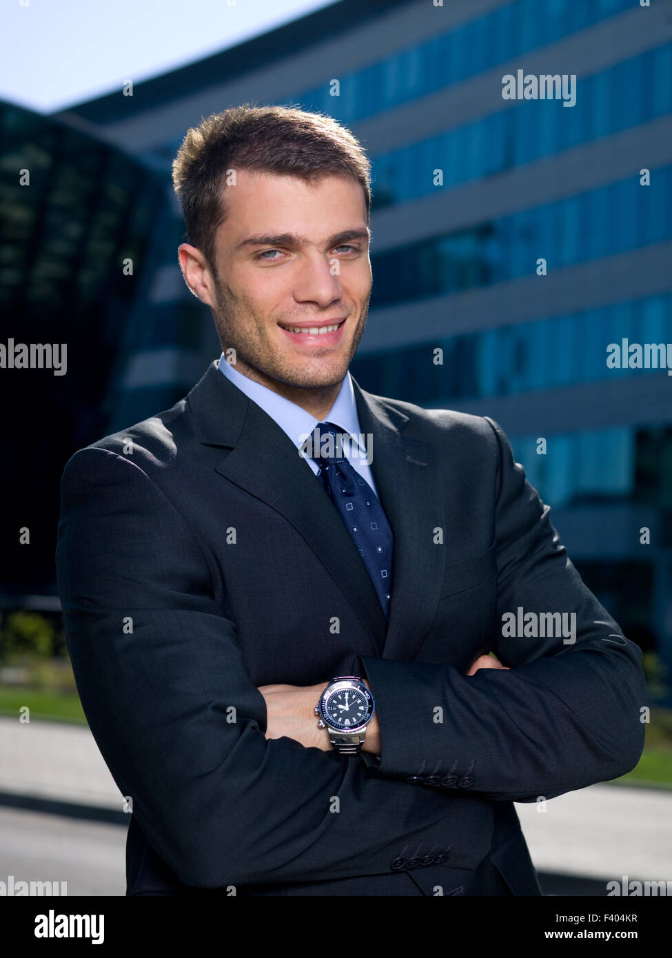 Homme d'âge moyen confiant Crossing Arms Banque D'Images