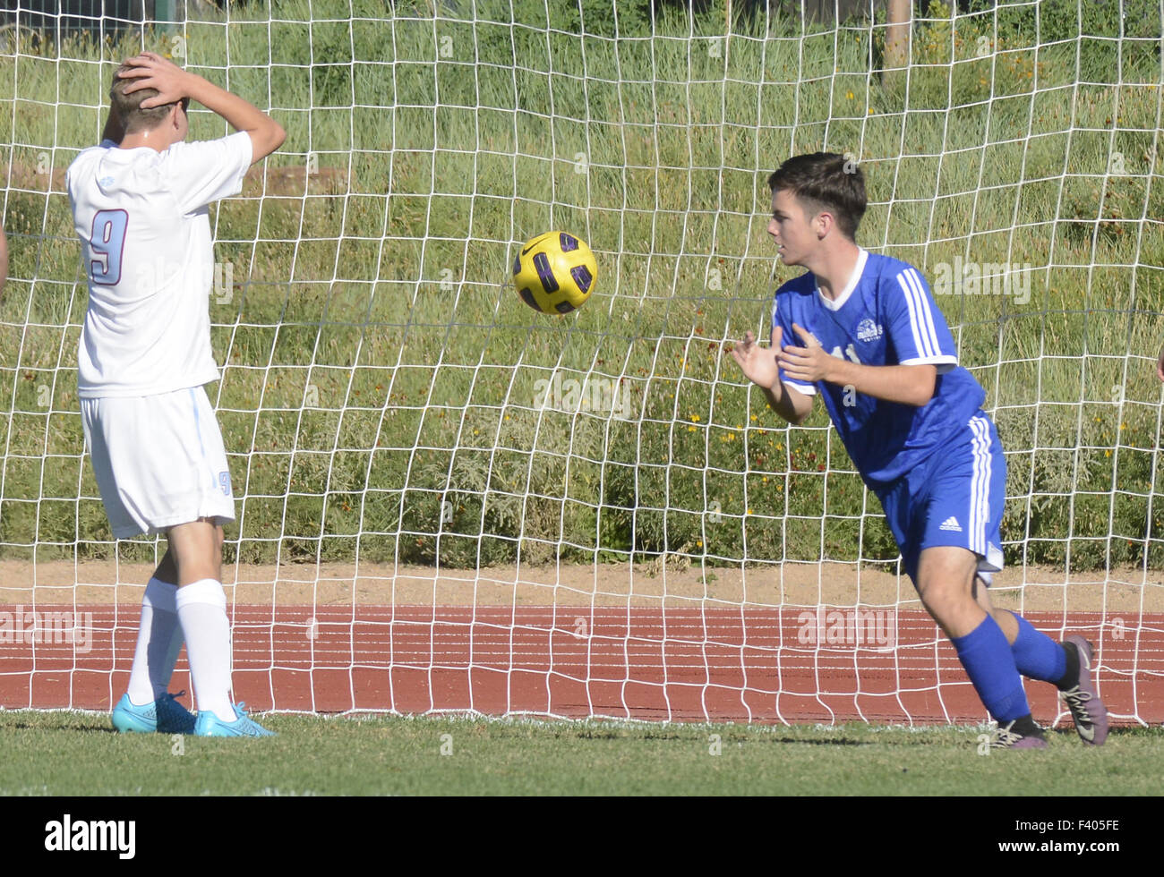 Usa. 13 Oct, 2015. SPORTS -- le Sandia Preps' Cole Hanrahan, 9, tient la tête avec consternation que Bosque's Roan Conley applaudit le but de Dylan chanter pendant le jeu de Sandia Prep, le mardi 13 octobre 2015. © Greg Sorber/Albuquerque Journal/ZUMA/Alamy Fil Live News Banque D'Images
