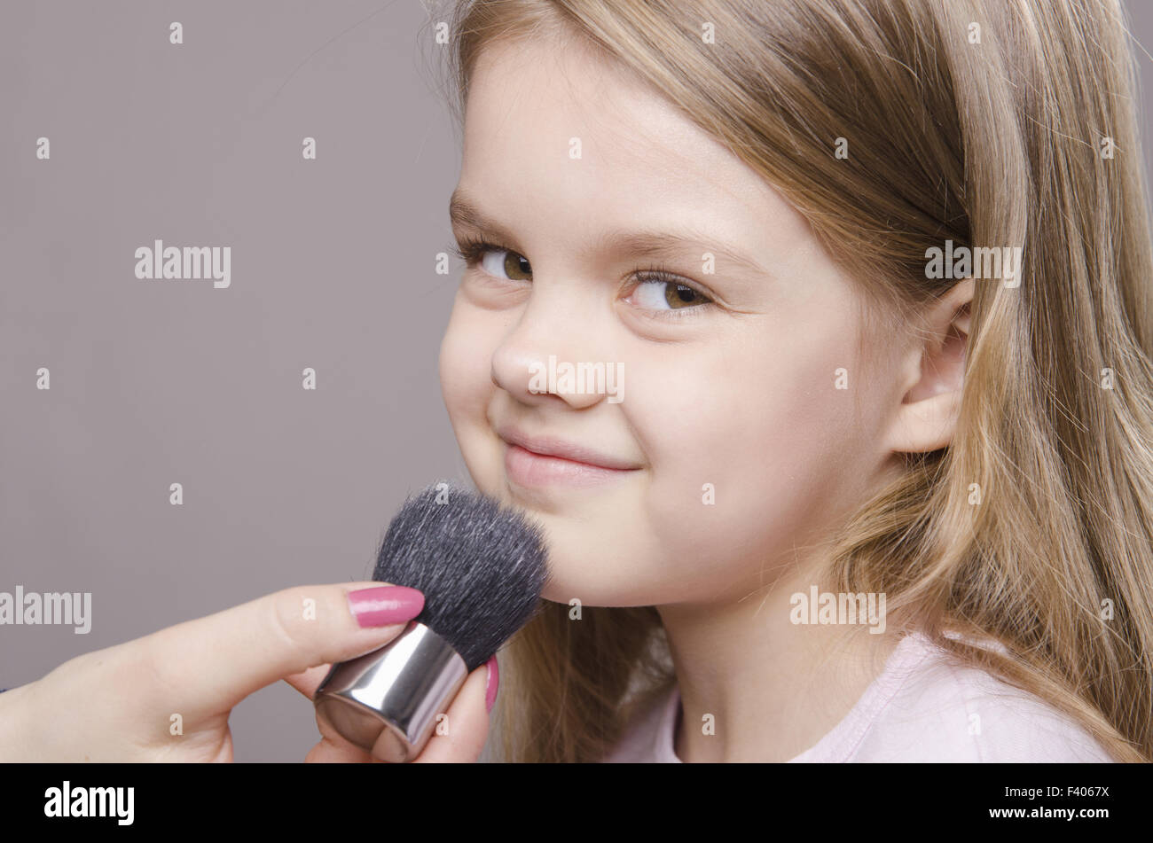 Offres d'artiste de maquillage sur le visage de poudre de girl Banque D'Images