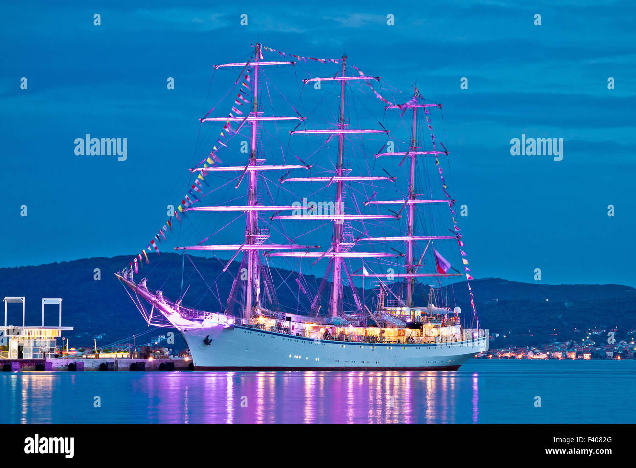 Lumineux en bois ancien voilier Vue de nuit Banque D'Images