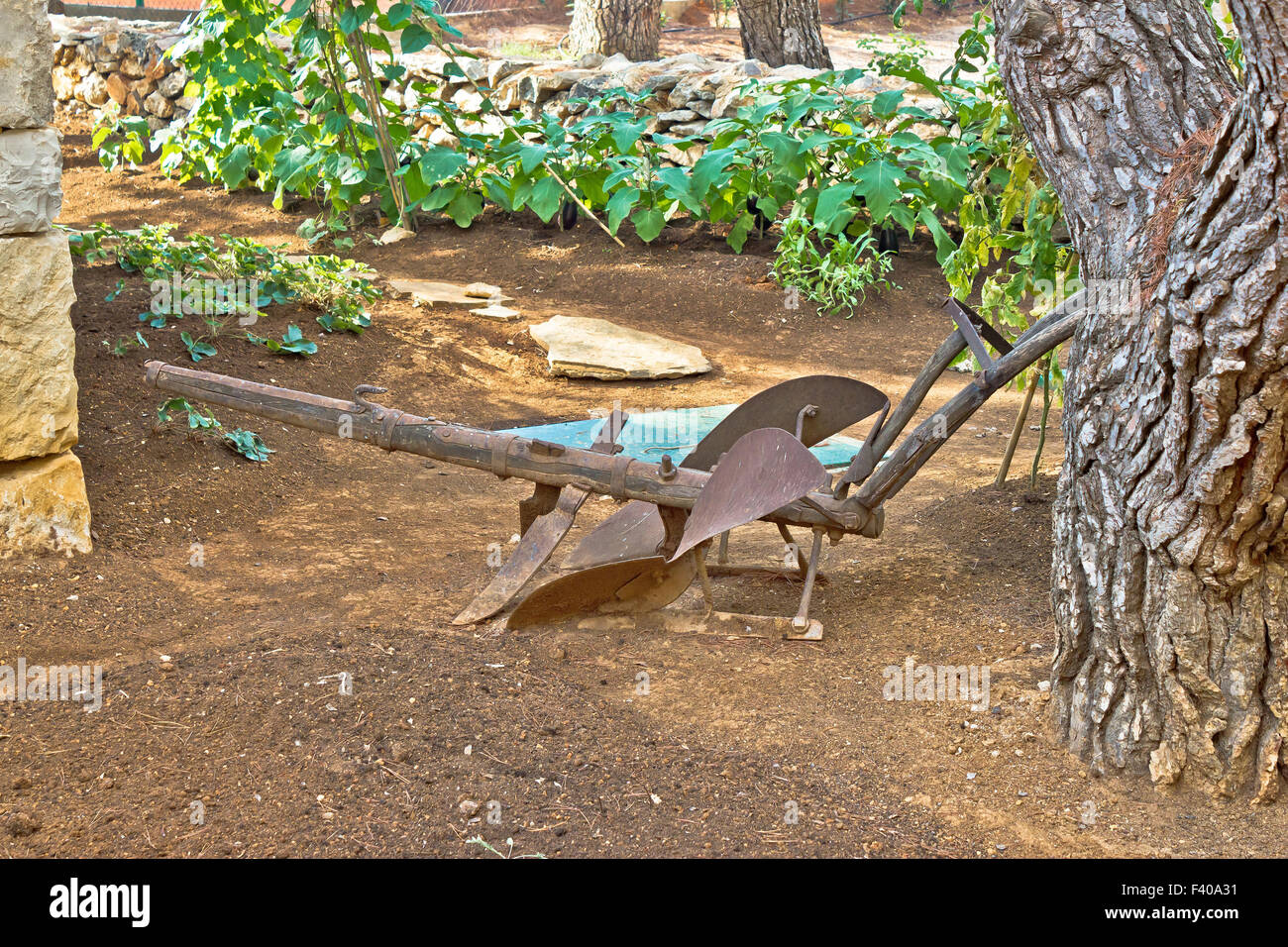 Vieux fer rouillé voir charrue Banque D'Images