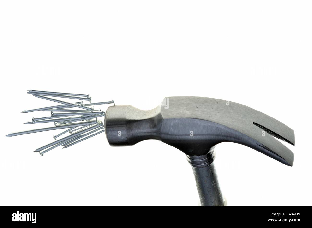 Marteau en acier et des ongles in close up Banque D'Images