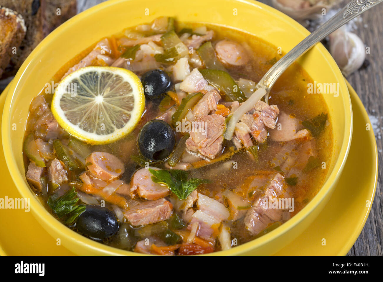 Soupe à la viande dans un bol de près. Banque D'Images