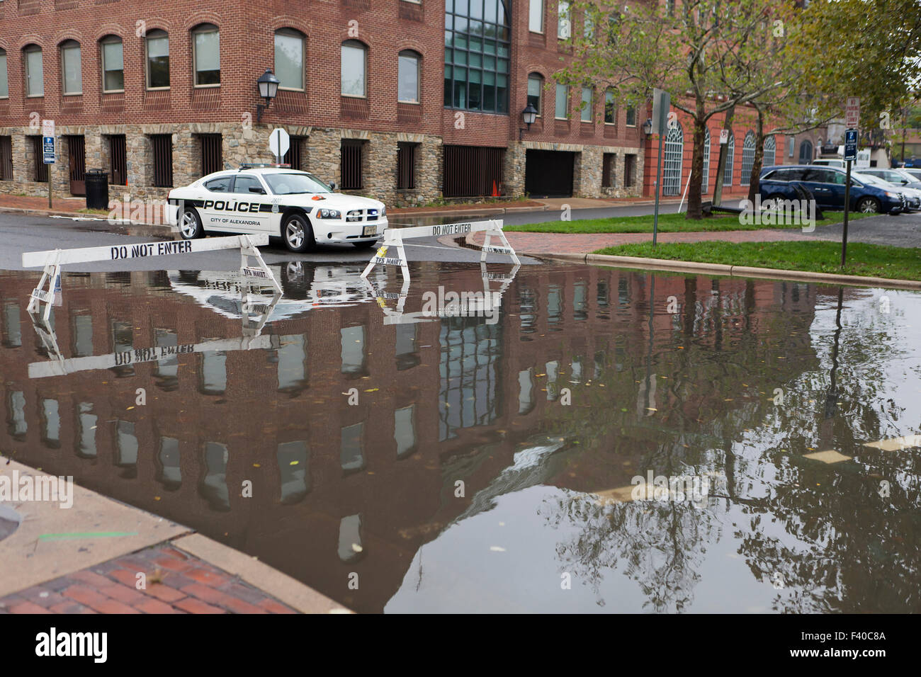 Voiture de police bloquant la route inondée - Alexandria, Virginia USA Banque D'Images