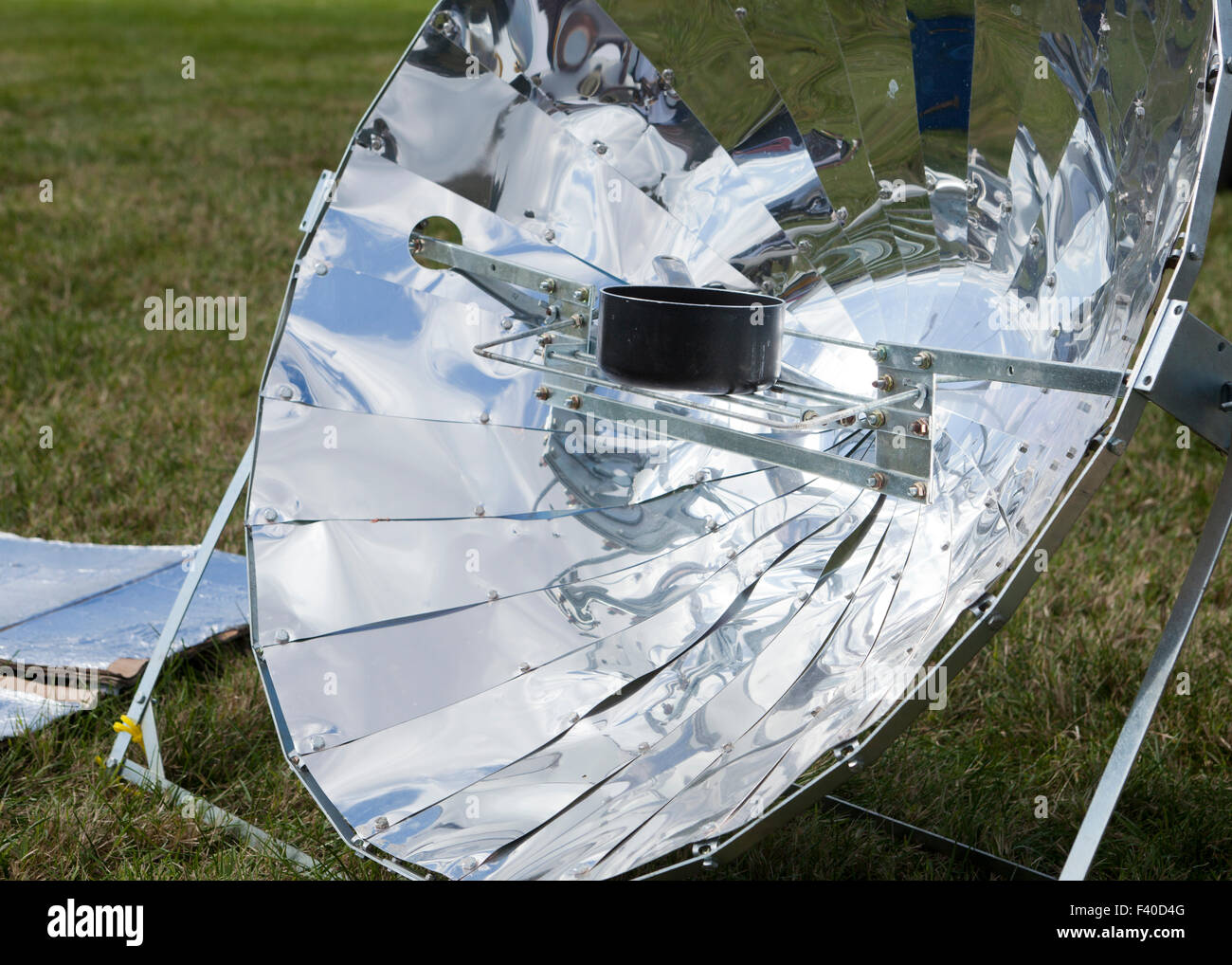 Cuisinière Solaire Parabolique 1800W – Four Solaire 700-1000°C – Camping