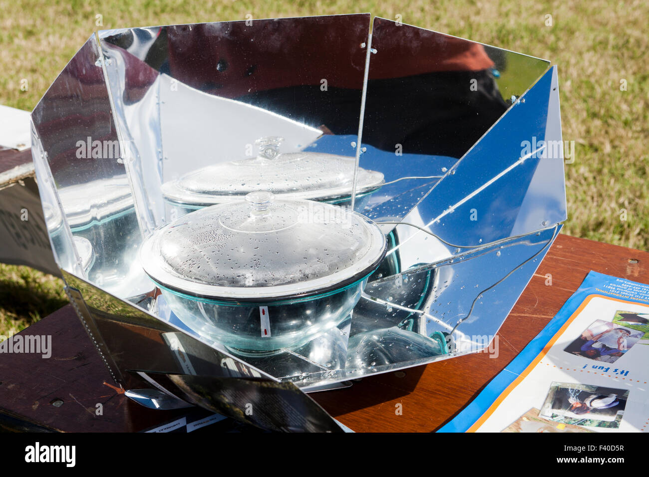 Un panel solar cooker - USA Banque D'Images