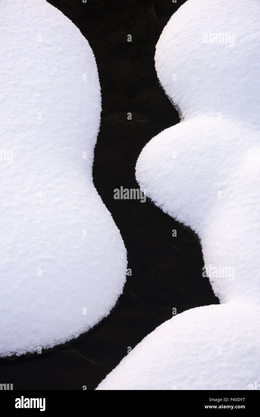 Des pierres couvertes de neige, Laponie, Suède Banque D'Images