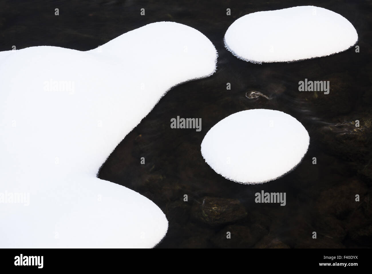 Des pierres couvertes de neige, Laponie, Suède Banque D'Images