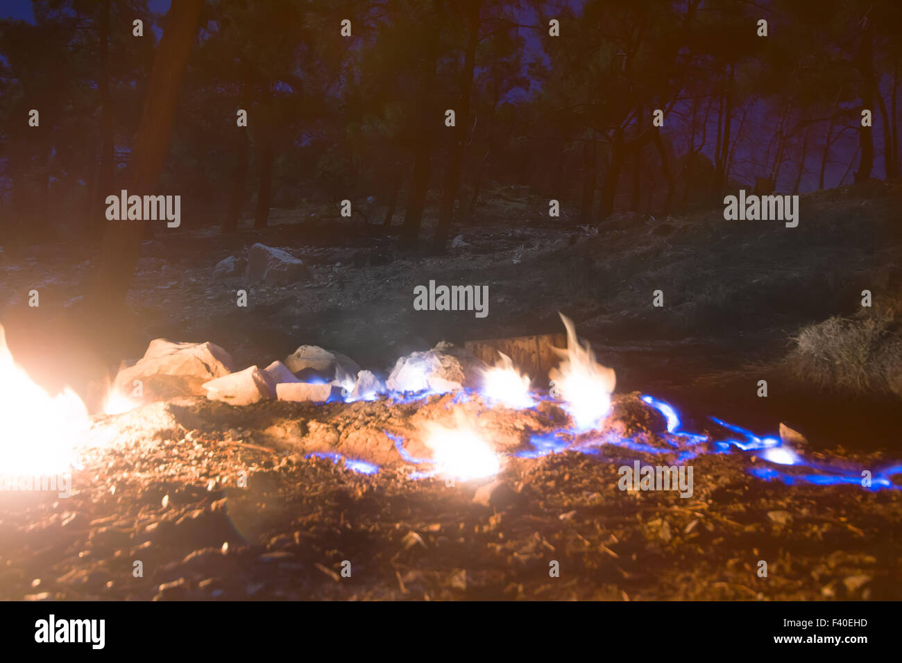 La combustion du gaz naturel est une flamme dans la nuit Banque D'Images