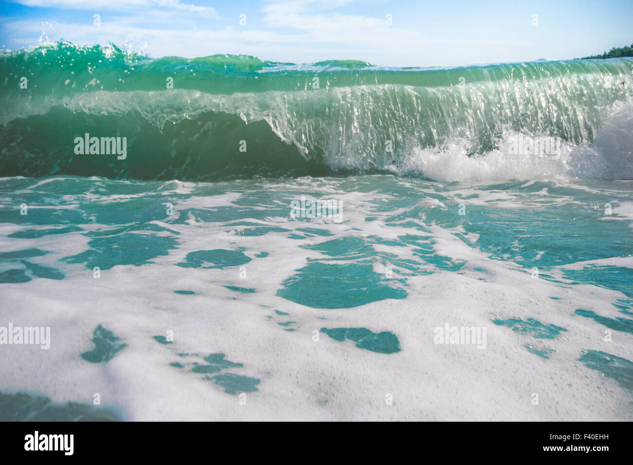 Surf mer plage à proximité des vagues écumeuses Banque D'Images