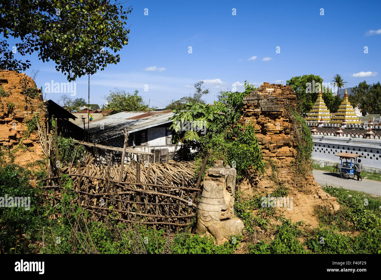 Les stupas en décomposition à Nyaung Shwe, Myanmar Banque D'Images