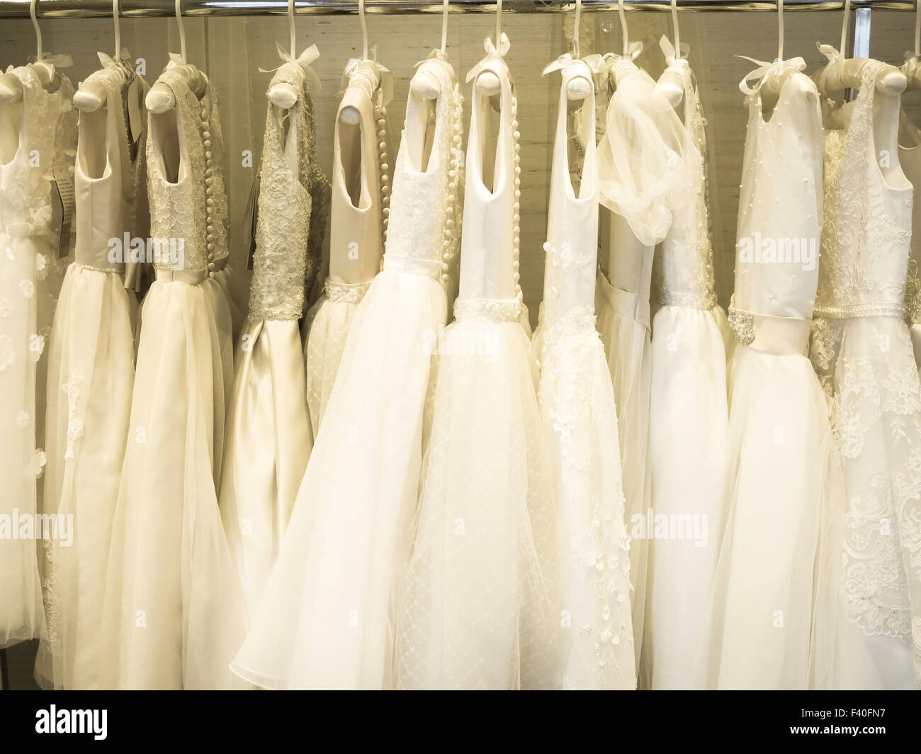 Robes des filles en M&J Bridal Salon de fraisage, NYC Banque D'Images