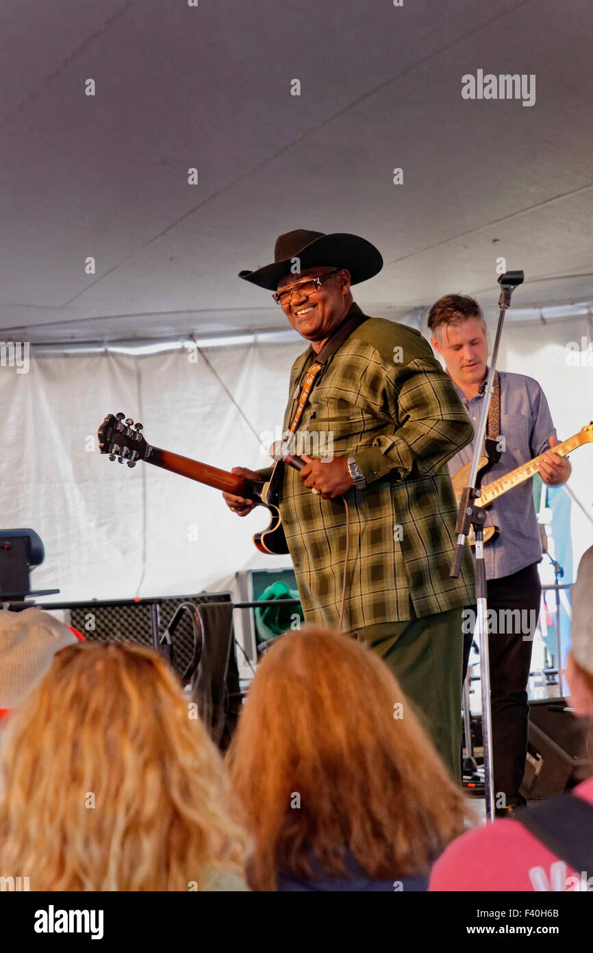 Le regretté guitariste de blues de Memphis, le révérend John Wilkins, se produisant au Richmond Folk Festival, Richmond, Virginie. Banque D'Images