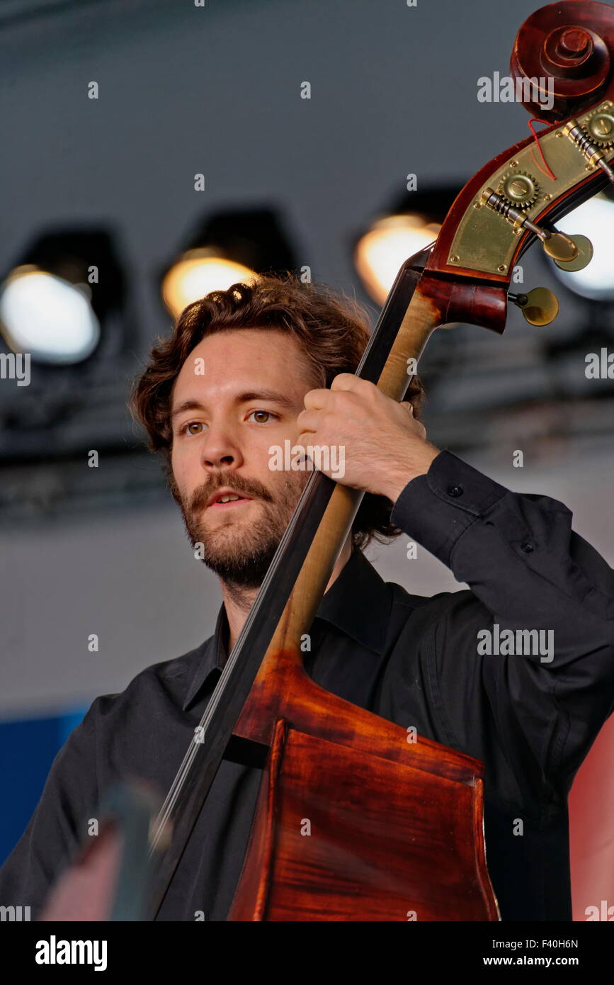 Le bassiste Klezmer Remy Yulzari se produit au Richmond Folk Festival, Richmond, Virginie. Banque D'Images