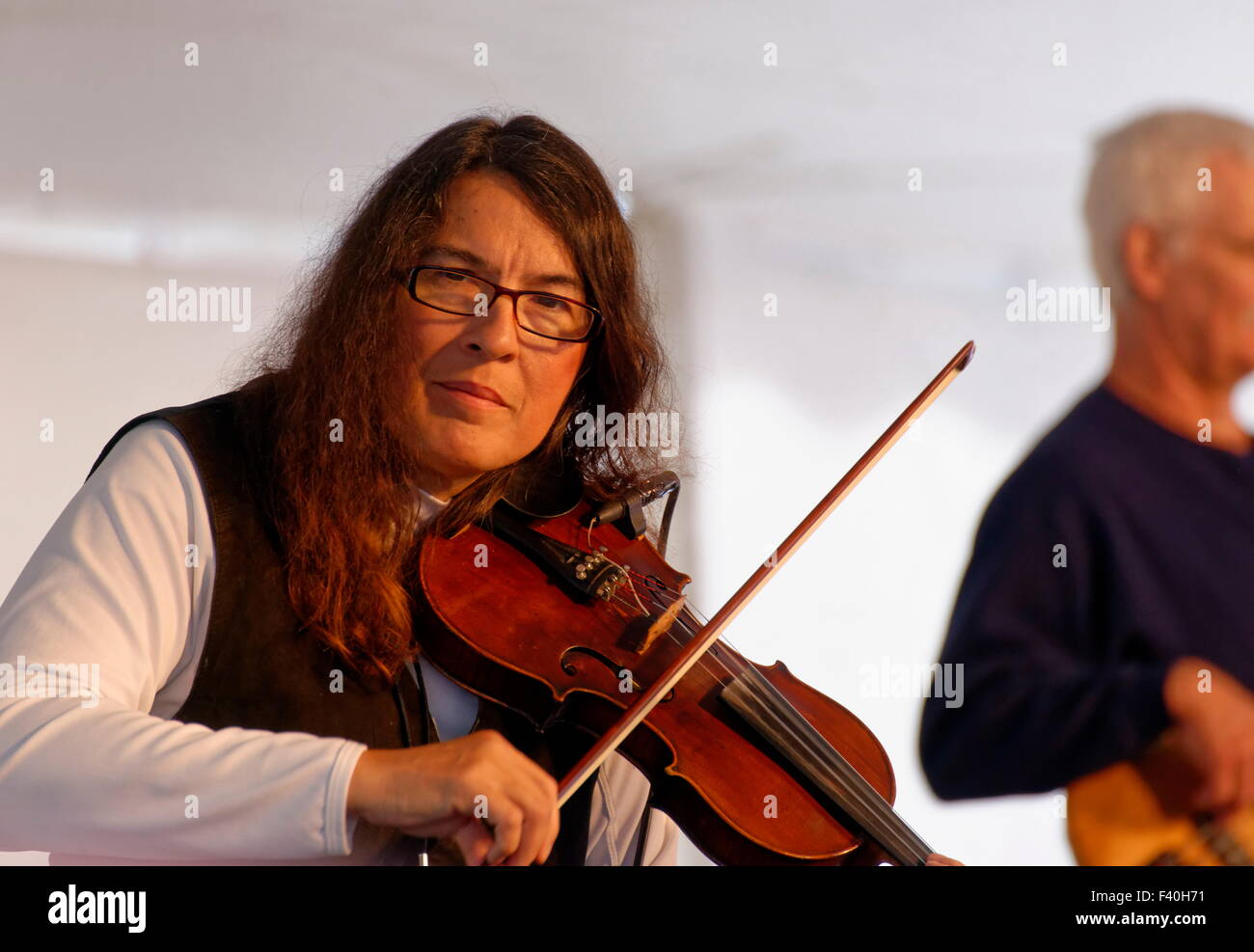 Gina Forsyth, joueur de violon de la Nouvelle-Orléans, se produit au Richmond Folk Festival, Richmond, Virginie. Banque D'Images