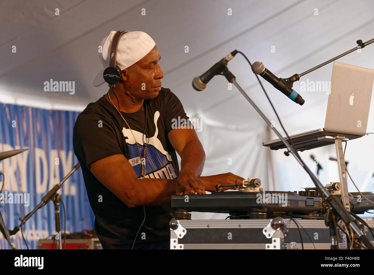 Celebrity DJ Grandmaster Flash travaille les platines dans un concert au Richmond Folk Festival à Richmond, Virginie USA. Banque D'Images