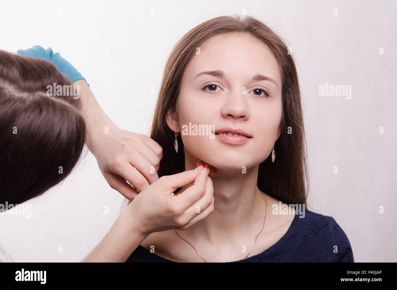 Beau modèle est appliqué sur le cou de concealer Banque D'Images