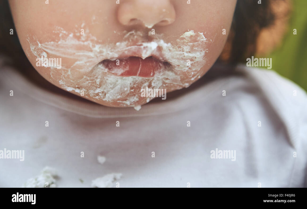 Bébé avec bouche sale après avoir mangé Banque D'Images