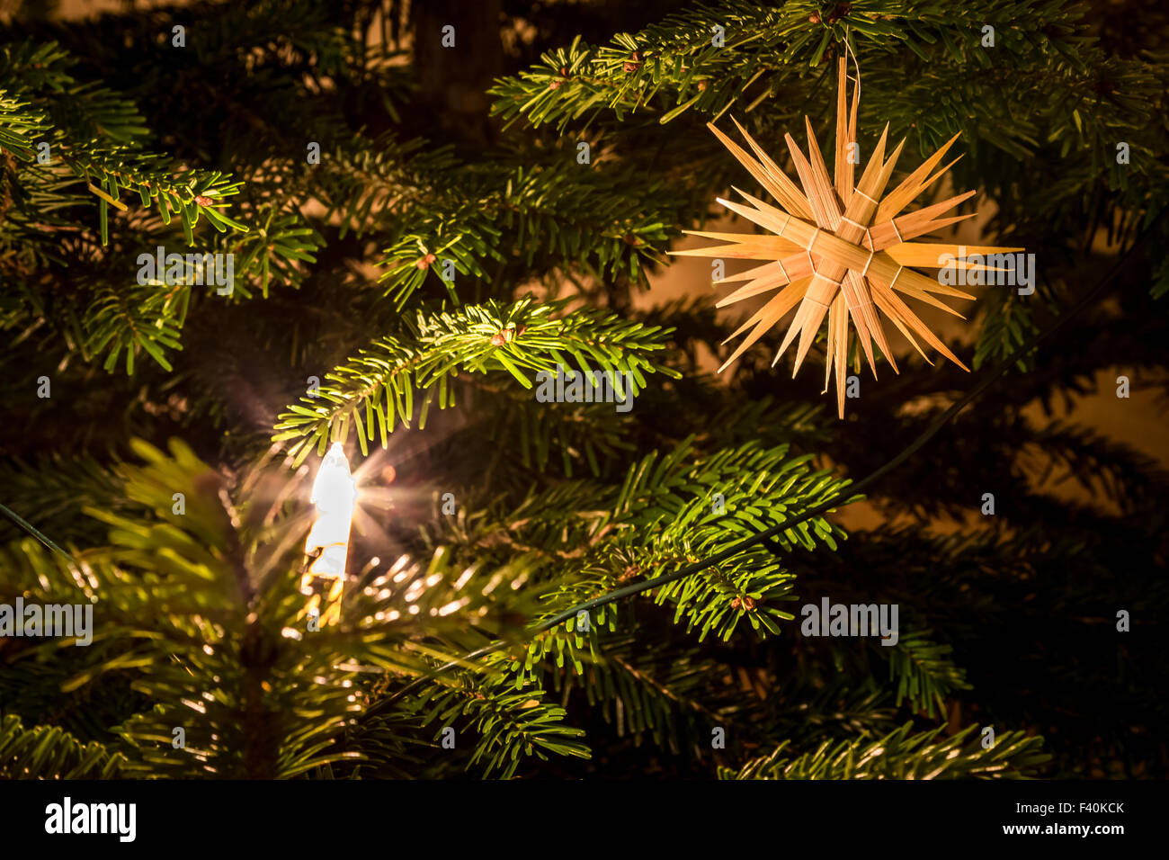 Étoiles de paille à l'arbre de Noël Banque D'Images