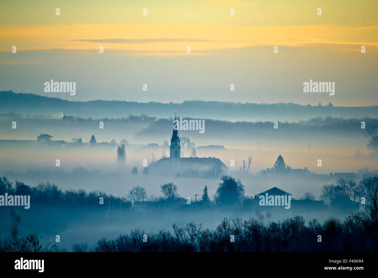 La cathédrale de Zagreb dans paysage de brouillard Banque D'Images