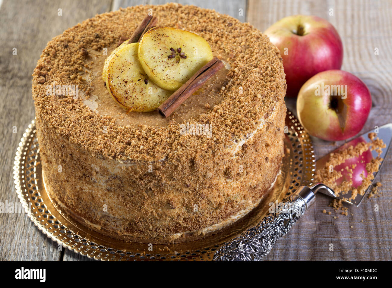 Gâteau aux pommes avec mousse au caramel. Banque D'Images