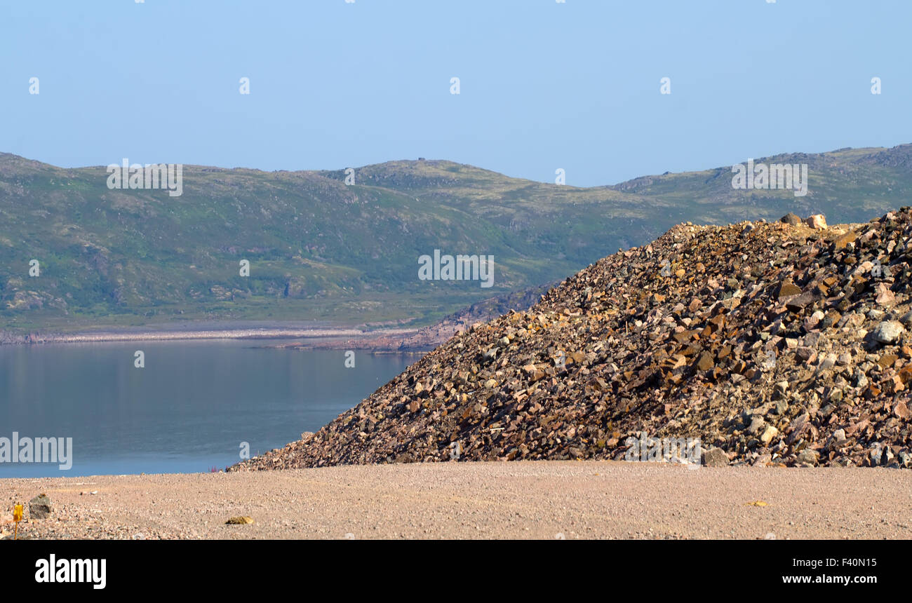 Côte de la mer de Barents avec bay Banque D'Images