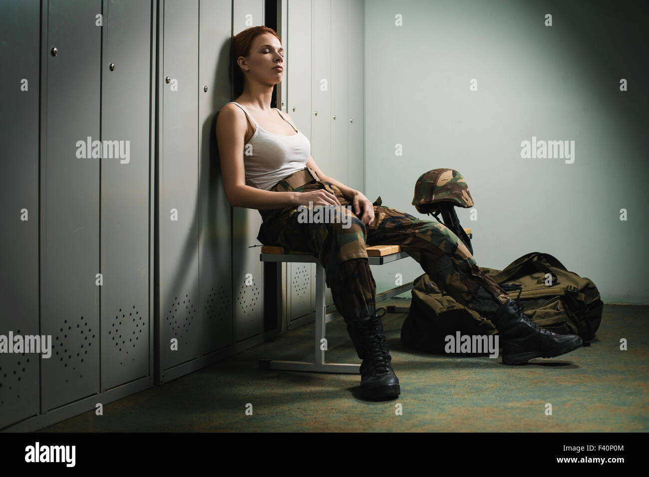 Femme militaire au vestiaire. Banque D'Images