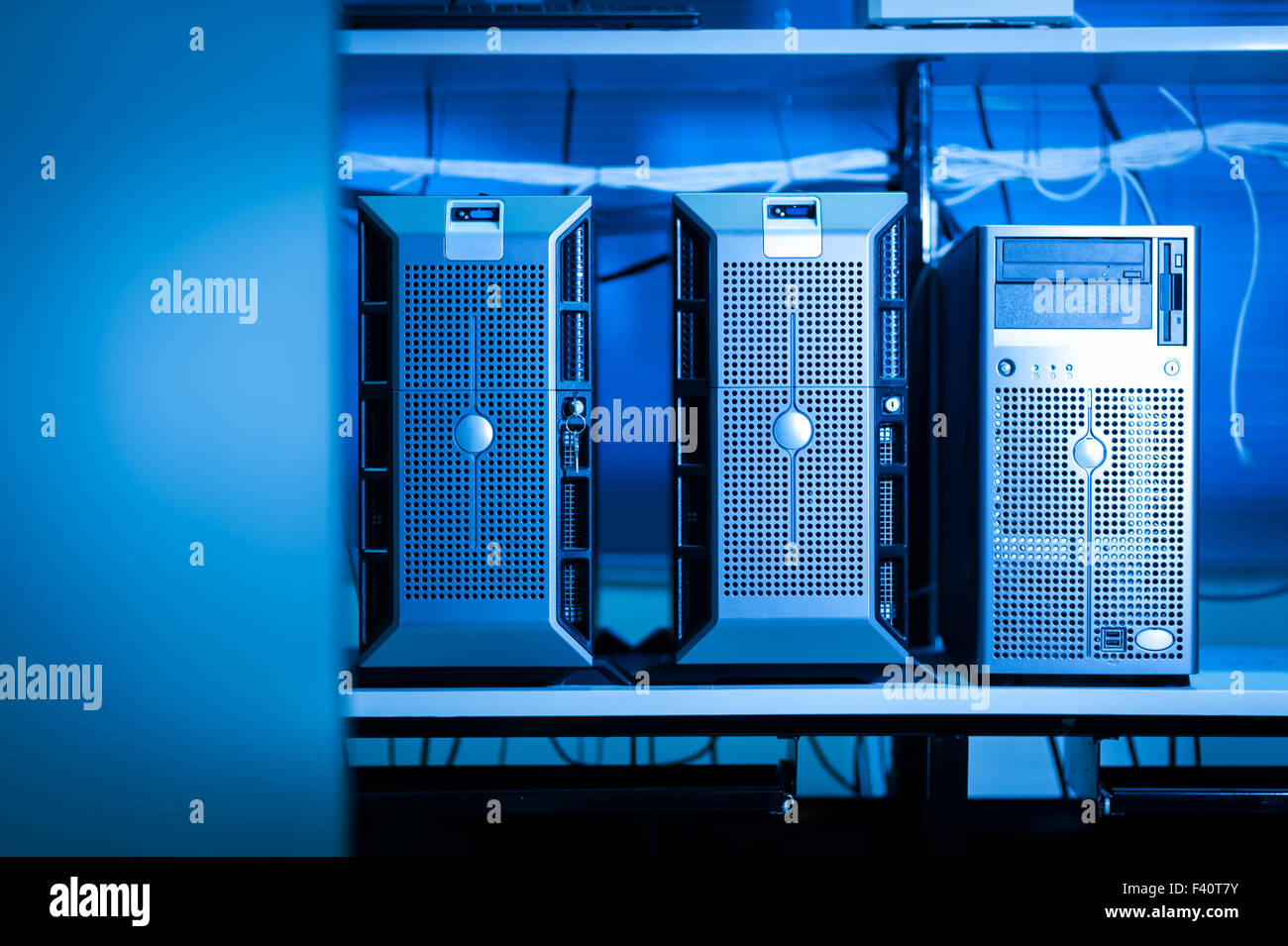 Les serveurs de réseau informatique en data room Banque D'Images