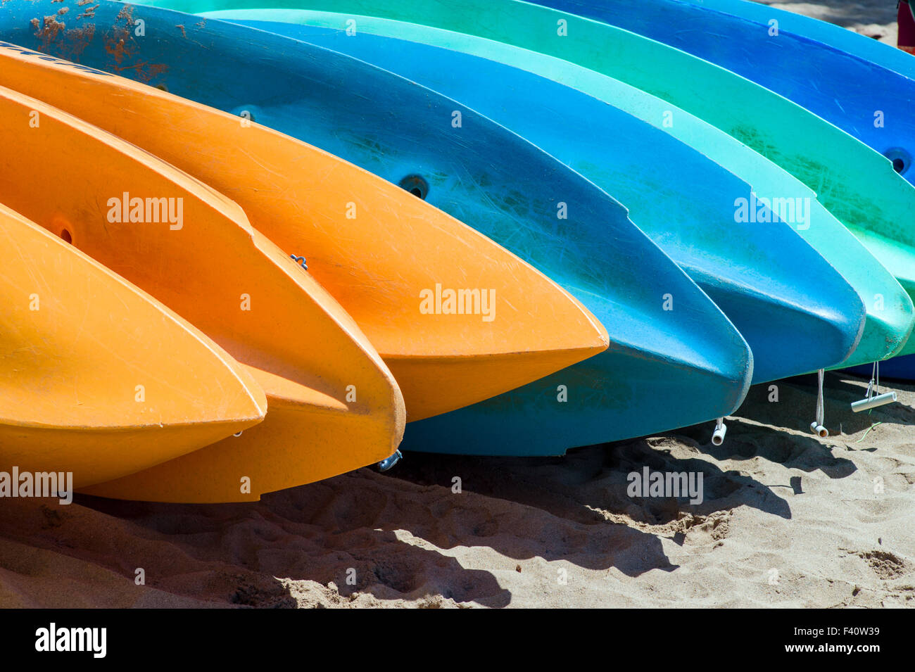 Graphic abstraite de kayaks de mer colorés ; Kaua'i Marriott Resort ; Baie de Kalapaki, Kaua'i, Hawaii, USA Banque D'Images