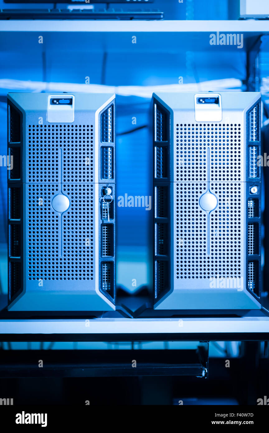 Les serveurs de réseau informatique en data room Banque D'Images