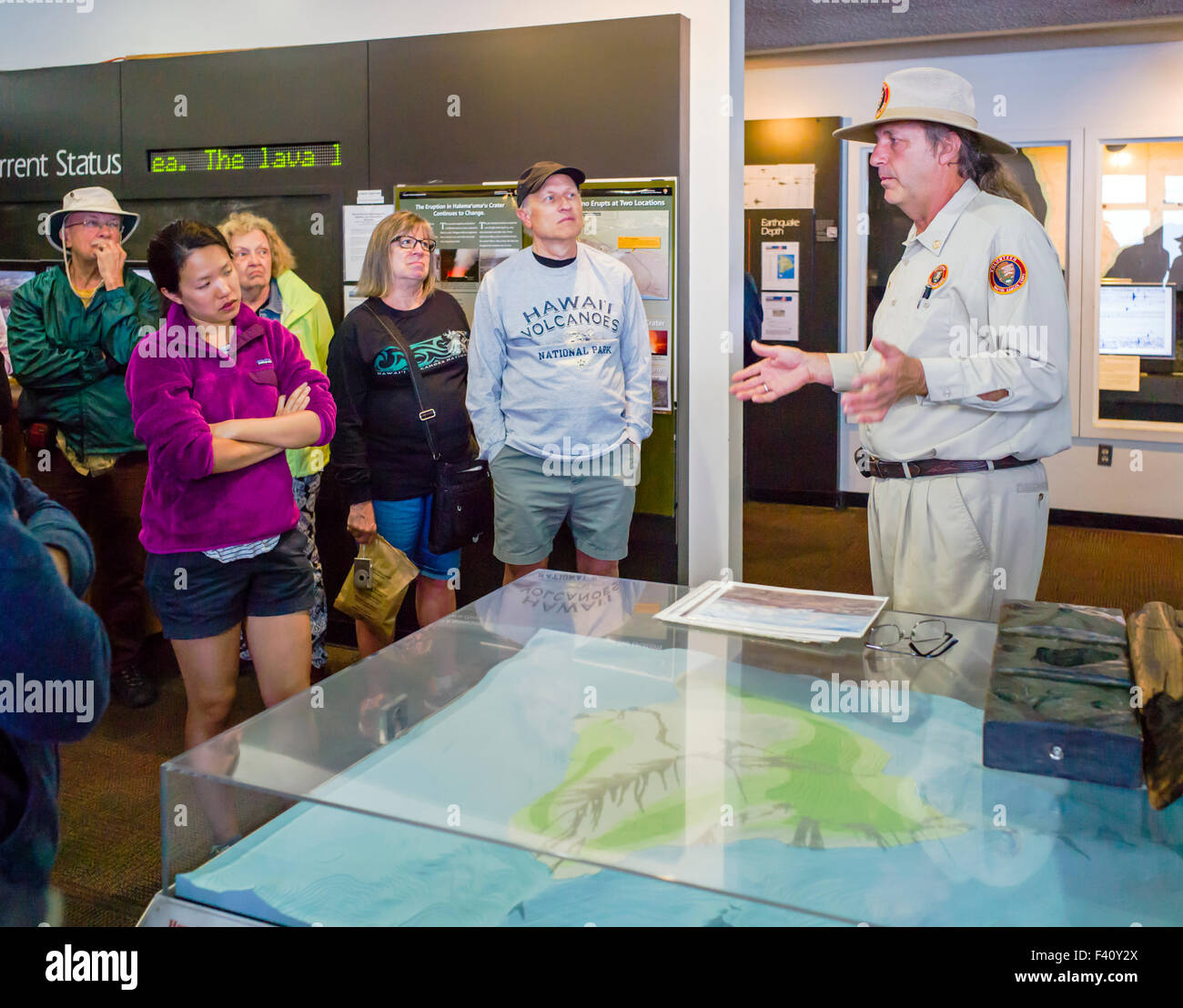 Les touristes écouter un park ranger présentation, Musée Jaggar, Hawai'i Volcanoes National Park, Big Island, Hawaii, USA Banque D'Images